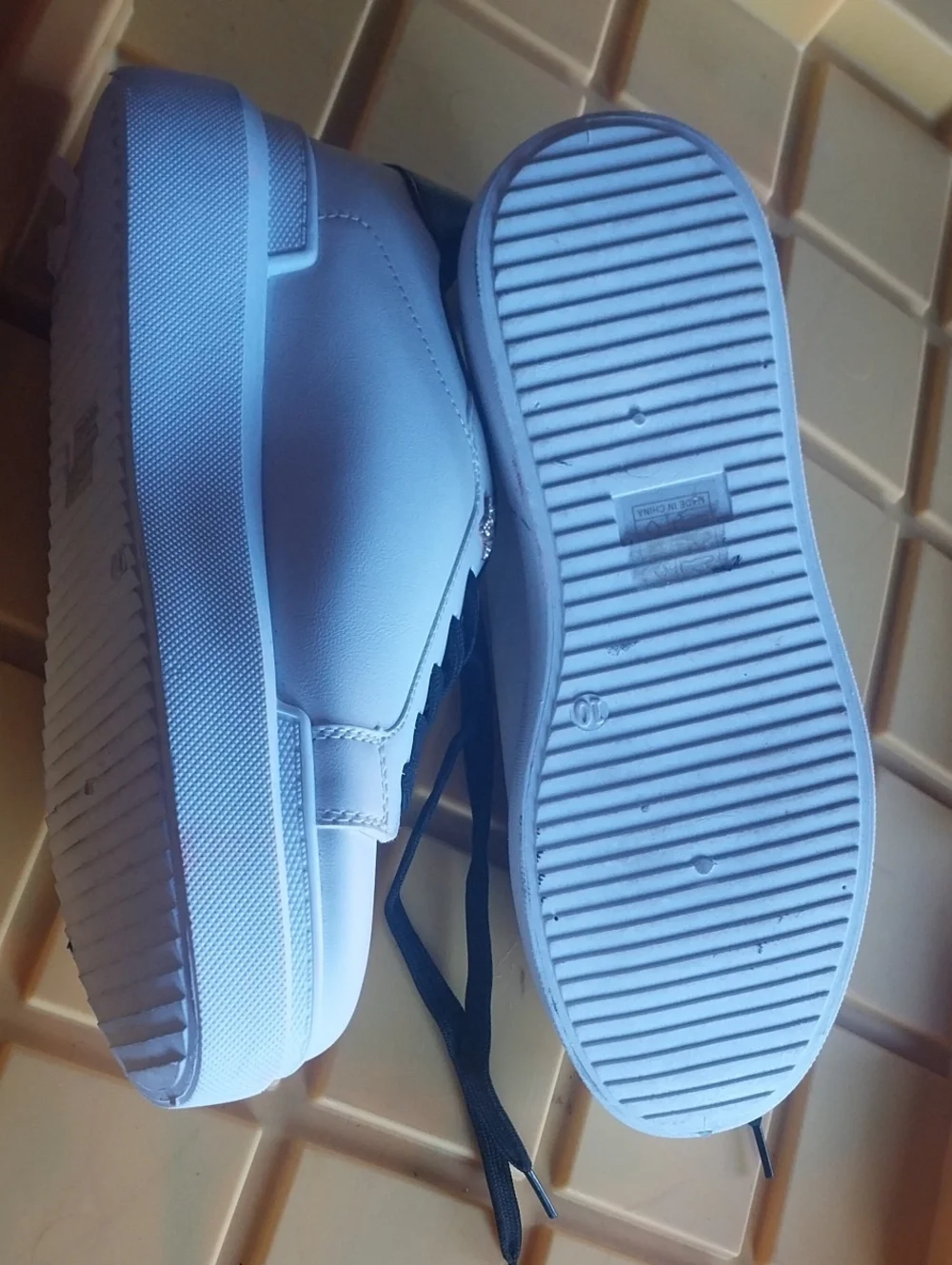 Yvo Womans White Sneakers With Stars